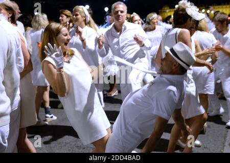Treffen von Menschen in Weiß gekleidet für das 30. Diner en Blanc (Dinner in Weiß) auf der Invalides Esplanade in Paris, Frankreich am 3. Juni 2018. Das Diner en Blanc ist ein schickes heimliches Flashmob-Picknick, das jedes Jahr in über zwanzig Städten auf der ganzen Welt stattfindet und wo Gäste in weiß gekleidet anwesend sein müssen und ihre eigenen Stühle, Tische, Besteck sowie ihr Essen und Trinken mitbringen müssen. Foto von Aurore Marechal/ABACAPRESS.COM Stockfoto