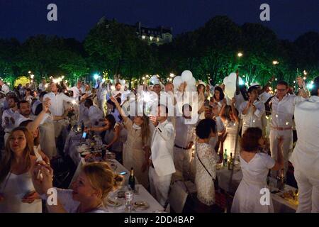 Treffen von Menschen in Weiß gekleidet für das 30. Diner en Blanc (Dinner in Weiß) auf der Invalides Esplanade in Paris, Frankreich am 3. Juni 2018. Das Diner en Blanc ist ein schickes heimliches Flashmob-Picknick, das jedes Jahr in über zwanzig Städten auf der ganzen Welt stattfindet und wo Gäste in weiß gekleidet anwesend sein müssen und ihre eigenen Stühle, Tische, Besteck sowie ihr Essen und Trinken mitbringen müssen. Foto von Aurore Marechal/ABACAPRESS.COM Stockfoto