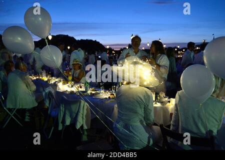 Treffen von Menschen in Weiß gekleidet für das 30. Diner en Blanc (Dinner in Weiß) auf der Invalides Esplanade in Paris, Frankreich am 3. Juni 2018. Das Diner en Blanc ist ein schickes heimliches Flashmob-Picknick, das jedes Jahr in über zwanzig Städten auf der ganzen Welt stattfindet und wo Gäste in weiß gekleidet anwesend sein müssen und ihre eigenen Stühle, Tische, Besteck sowie ihr Essen und Trinken mitbringen müssen. Foto von Aurore Marechal/ABACAPRESS.COM Stockfoto