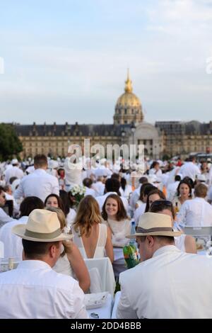 Treffen von Menschen in Weiß gekleidet für das 30. Diner en Blanc (Dinner in Weiß) auf der Invalides Esplanade in Paris, Frankreich am 3. Juni 2018. Das Diner en Blanc ist ein schickes heimliches Flashmob-Picknick, das jedes Jahr in über zwanzig Städten auf der ganzen Welt stattfindet und wo Gäste in weiß gekleidet anwesend sein müssen und ihre eigenen Stühle, Tische, Besteck sowie ihr Essen und Trinken mitbringen müssen. Foto von Aurore Marechal/ABACAPRESS.COM Stockfoto