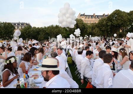 Treffen von Menschen in Weiß gekleidet für das 30. Diner en Blanc (Dinner in Weiß) auf der Invalides Esplanade in Paris, Frankreich am 3. Juni 2018. Das Diner en Blanc ist ein schickes heimliches Flashmob-Picknick, das jedes Jahr in über zwanzig Städten auf der ganzen Welt stattfindet und wo Gäste in weiß gekleidet anwesend sein müssen und ihre eigenen Stühle, Tische, Besteck sowie ihr Essen und Trinken mitbringen müssen. Foto von Aurore Marechal/ABACAPRESS.COM Stockfoto