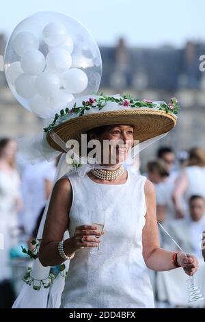 Treffen von Menschen in Weiß gekleidet für das 30. Diner en Blanc (Dinner in Weiß) auf der Invalides Esplanade in Paris, Frankreich am 3. Juni 2018. Das Diner en Blanc ist ein schickes heimliches Flashmob-Picknick, das jedes Jahr in über zwanzig Städten auf der ganzen Welt stattfindet und wo Gäste in weiß gekleidet anwesend sein müssen und ihre eigenen Stühle, Tische, Besteck sowie ihr Essen und Trinken mitbringen müssen. Foto von Aurore Marechal/ABACAPRESS.COM Stockfoto