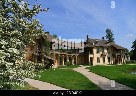 Das Hameau de la reine (das Hamlet der Königin) während seiner Öffnung für die Öffentlichkeit nach der Restaurierung, im Schloss Versailles am 4. Mai 2018 in Versailles, Frankreich. Der von Richard Mique zwischen 1783 und 1787 für Marie Antoinette erbaute Weiler der Königin ist ein Nebengebäude des Petit Trianon im Park des Schlosses von Versailles. Dieser Weiler wurde im Winter 1782-1783 von Königin Marie-Antoinette in Auftrag gegeben, die sich von den Zwängen des Hofes von Versailles entfernen wollte. Foto von Christian Liewig/ABACAPRESS.COM Stockfoto