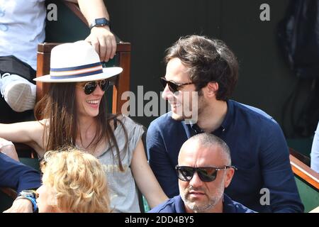 Sänger Vianney und seine Freundin Catherine Robert besuchen am 2018 3. Juni 2018 die French Open - Day Seven bei Roland Garros in Paris, Frankreich. Foto von Laurent Zabulon/ABACAPRESS.COM Stockfoto