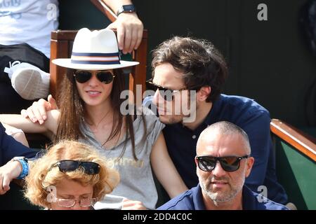 Sänger Vianney und seine Freundin Catherine Robert besuchen am 2018 3. Juni 2018 die French Open - Day Seven bei Roland Garros in Paris, Frankreich. Foto von Laurent Zabulon/ABACAPRESS.COM Stockfoto