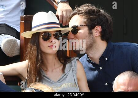 Sänger Vianney und seine Freundin Catherine Robert besuchen am 2018 3. Juni 2018 die French Open - Day Seven bei Roland Garros in Paris, Frankreich. Foto von Laurent Zabulon/ABACAPRESS.COM Stockfoto