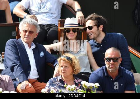 Sänger Vianney und seine Freundin Catherine Robert besuchen am 2018 3. Juni 2018 die French Open - Day Seven bei Roland Garros in Paris, Frankreich. Foto von Laurent Zabulon/ABACAPRESS.COM Stockfoto