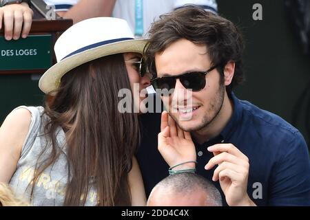 Sänger Vianney und seine Freundin Catherine Robert besuchen am 2018 3. Juni 2018 die French Open - Day Seven bei Roland Garros in Paris, Frankreich. Foto von Laurent Zabulon/ABACAPRESS.COM Stockfoto