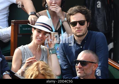 Sänger Vianney und seine Freundin Catherine Robert besuchen am 2018 3. Juni 2018 die French Open - Day Seven bei Roland Garros in Paris, Frankreich. Foto von Laurent Zabulon/ABACAPRESS.COM Stockfoto