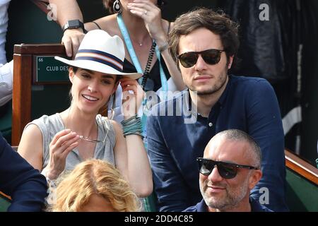 Sänger Vianney und seine Freundin Catherine Robert besuchen am 2018 3. Juni 2018 die French Open - Day Seven bei Roland Garros in Paris, Frankreich. Foto von Laurent Zabulon/ABACAPRESS.COM Stockfoto