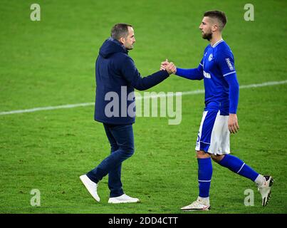 firo: 21.11.2020 Fußball: Fußball: Bundesliga-Saison 2020/21 Schalke 04 - VfL Wolfsburg 0: 2 von links nach rechts Trainer Manuel Baum, Matija Nastasic (Schalke) (Schalke), enttäuscht, enttäuscht nach dem Ende des Spiels Foto: TimGroothuis / Witters // poolfoto / via / firoportphoto weltweite Nutzung Stockfoto