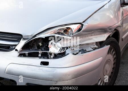 Autounfall. Frontkotflügel und leichte Beschädigungen und Kratzer am Stoßfänger. Zerbrochenes Fahrzeug aus der Nähe Stockfoto