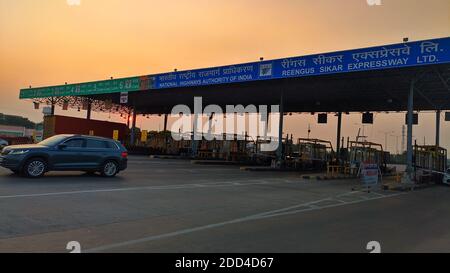 02. November 2020 : Reengus, Jaipur, Indien. Fahrzeuge, die an der Mautstelle auf der NH 52 India vorbeifahren. Stockfoto