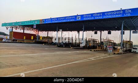 02. November 2020 : Reengus, Jaipur, Indien / Seitenansicht der Mautsteuer auf NHai mit Fahrzeug Barrikade Szene. Stockfoto