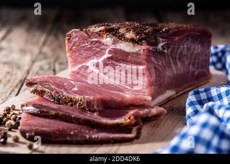 Getrocknetes und geräuchertes Fleisch auf Holztisch. Stockfoto