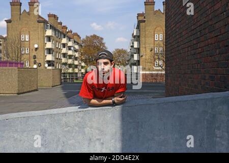 Freiläufer üben Parkour auf Wohnanlage in London , Vereinigtes Königreich Stockfoto