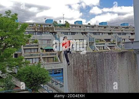 Freiläufer üben Parkour auf Wohnanlage in London , Vereinigtes Königreich Stockfoto