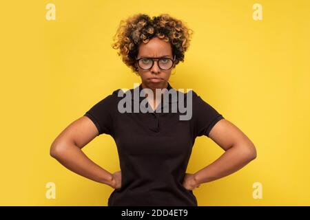 Junge afroamerikanische Frau mit Brille deprimiert und Sorge für Not. Trauriger negativer Gesichtsausdruck. Stockfoto