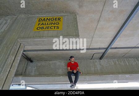 Freiläufer üben Parkour auf Wohnanlage in London , Vereinigtes Königreich Stockfoto