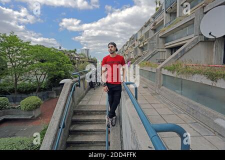 Freiläufer üben Parkour auf Wohnanlage in London , Vereinigtes Königreich Stockfoto