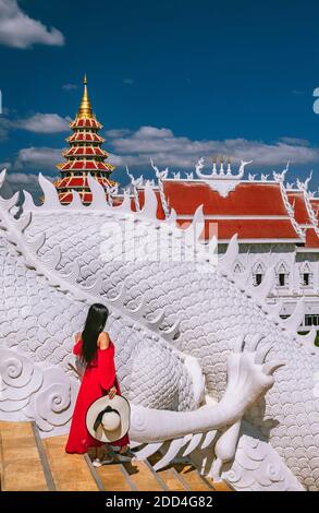 Wat Huay Pla Kang, weißer großer buddha und Drachen in Chiang Rai, Provinz Chiang Mai, Thailand. Hochwertige Fotos Stockfoto