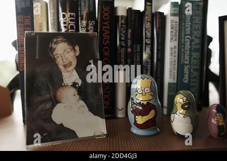 GROSSBRITANNIEN /Cambridge/Prof. Stephen Hawkings Foto zeigt, wie er seine kleine Tochter mit Spielzeug oder den Simpsons in seinem Büro an der Universität Cambridge hält Stockfoto