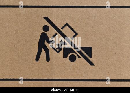 Nahaufnahme des Kartons mit Verpackungssymbolen als Hintergrund. Stockfoto