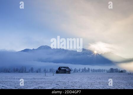 Geographie / Reisen, Deutschland, Bayern, Kochel am See, Winter mit Herzogstand (Peak) und Zuteilung gard, Additional-Rights-Clearance-Info-Not-available Stockfoto