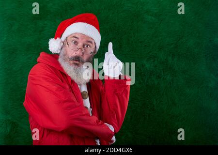 Reifer bärtiger Mann mit Brillen im Gesicht trägt Santa Hut, hat Santa eine Idee Zeichen, kopieren Raum Stockfoto