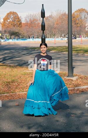 Eine paraguayische amerikanische Tänzerin probt im Flushing Meadows Corona Park und balanciert dabei 3 Weinflaschen auf ihrem Kopf. Stockfoto