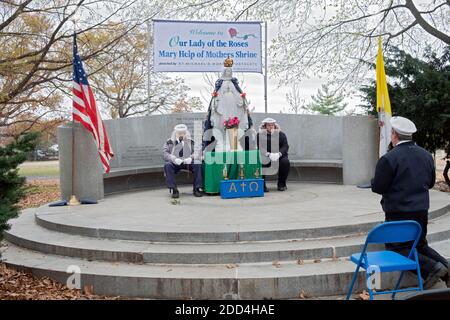 Gläubige Katholiken beten im Vatikan-Pavillon im Flushing Meadows Corona Park, wo Maria und Jesus Veronica Lueken erschienen. In NYC. Stockfoto