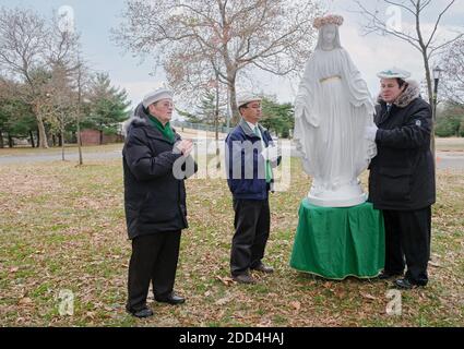 Gläubige Katholiken beten im Vatikan-Pavillon im Flushing Meadows Corona Park, wo Maria und Jesus Veronica Lueken erschienen. In NYC. Stockfoto