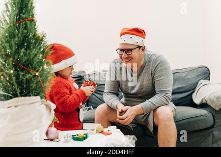 Vater mit Kind zu Hause Weihnachten feiern Stockfoto