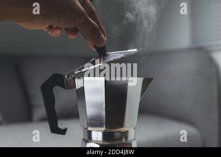 Moka-Espressomaschine auf dem Herd Stockfoto