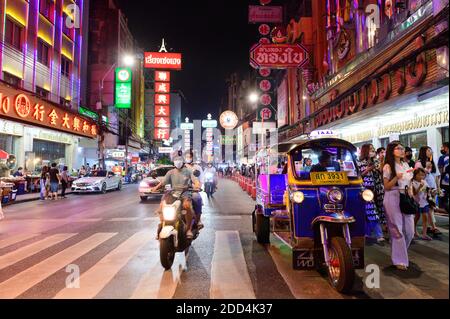 Tuk Tuk Taxi warten Touristen entlang der Straße in Chinatown, Bangkok Stockfoto