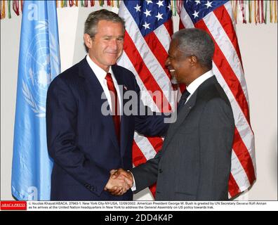 File Photo - der amerikanische Präsident George W. Bush wird von UN-Generalsekretär Kofi Annan begrüßt, als er am Hauptsitz der Vereinten Nationen in New York ankommt, um vor der Generalversammlung über die US-Politik gegenüber dem Irak zu sprechen. New York City-NY-USA, 12/09/2002. Kofi Annan, der ehemalige UN-Generalsekretär, der für humanitäre Arbeit den Friedensnobelpreis erhielt, ist im Alter von 80 Jahren gestorben, sagen seine Mitarbeiter. Foto von Nicolas Khayt/ABACAPRESS.COM Stockfoto