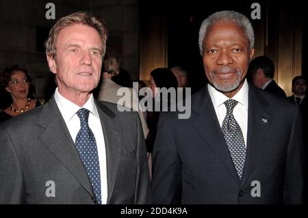 Datei Foto - UN-Generalsekretär Kofi Annan und der ehemalige französische Gesundheitsminister Bernard Kouchner posieren während des Benefizdinners der Internationalen Frauengesundheitskoalition 2006 in der 42. Straße von Cipriani in New York am Donnerstag, den 19. Januar 2006. Kofi Annan, der ehemalige UN-Generalsekretär, der für humanitäre Arbeit den Friedensnobelpreis erhielt, ist im Alter von 80 Jahren gestorben, sagen seine Mitarbeiter. Foto von Nicolas Khayat/ABACAPRESS.COM Stockfoto