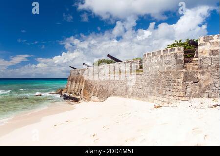 Needham's Point ist eine mittelalterliche Festung mit Kanonen auf der Tropische karibische Insel Barbados Stockfoto