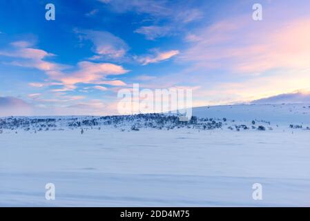 Arctic Road Trip im hohen Norden Russlands über dem Polarkreis: Die verschneite Landschaft der Halbinsel Kola zwischen Murmansk und Teriberka aus dem Fenster o Stockfoto