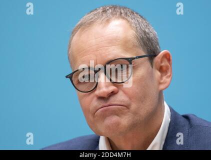 Berlin, Deutschland. November 2020. Michael Müller (SPD), Regierender Bürgermeister von Berlin, sitzt nach einer Sitzung des Berliner Senats bei einer Pressekonferenz. Müller ist zuversichtlich, dass sich die Staaten mit Bundeskanzlerin Merkel (CDU) auf eine Verlängerung der Teilsperre mit den entsprechenden Koronaregeln einigen werden. Quelle: Christophe Gateau/dpa/Alamy Live News Stockfoto