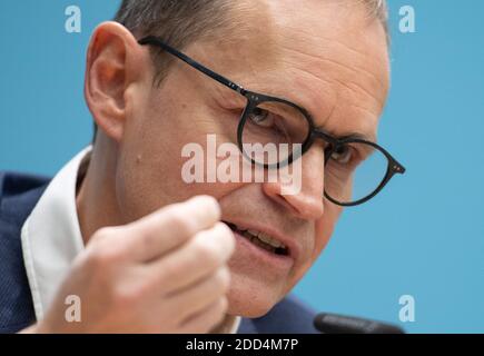 Berlin, Deutschland. November 2020. Michael Müller (SPD), Regierender Bürgermeister von Berlin, spricht im Anschluss an eine Sitzung des Berliner Senats auf einer Pressekonferenz. Müller ist zuversichtlich, dass sich die Staaten mit Bundeskanzlerin Merkel (CDU) auf eine Verlängerung der Teilsperre mit den entsprechenden Koronaregeln einigen werden. Quelle: Christophe Gateau/dpa/Alamy Live News Stockfoto