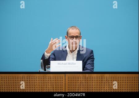 Berlin, Deutschland. November 2020. Michael Müller (SPD), Regierender Bürgermeister von Berlin, spricht im Anschluss an eine Sitzung des Berliner Senats auf einer Pressekonferenz. Müller ist zuversichtlich, dass sich die Staaten mit Bundeskanzlerin Merkel (CDU) auf eine Verlängerung der Teilsperre mit den entsprechenden Koronaregeln einigen werden. Quelle: Christophe Gateau/dpa/Alamy Live News Stockfoto