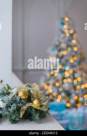 Gold und blau Weihnachten Hintergrund der de-fokussierten Lichter mit geschmückten Baum Stockfoto