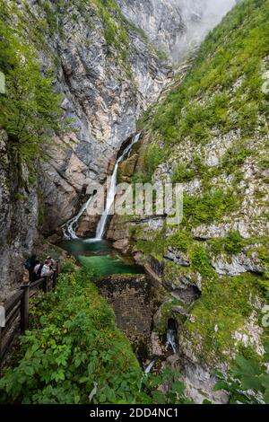 Der unglaublich schöne ikonische Savica Wasserfall im Triglav National park in Slowenien in den slowenischen alpen in der Nähe des Bohinjer Sees An bewölkten bewölkten Tag Stockfoto