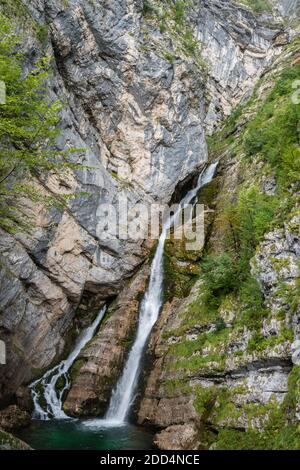 Der unglaublich schöne ikonische Savica Wasserfall im Triglav National park in Slowenien in den slowenischen alpen in der Nähe des Bohinjer Sees An bewölkten bewölkten Tag Stockfoto