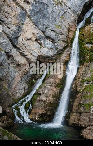 Der unglaublich schöne ikonische Savica Wasserfall im Triglav National park in Slowenien in den slowenischen alpen in der Nähe des Bohinjer Sees An bewölkten bewölkten Tag Stockfoto