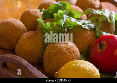 Arancini, italienisches Street Food. Gebratene Kugeln, aus Reis, Fleisch und Gemüse. Stockfoto