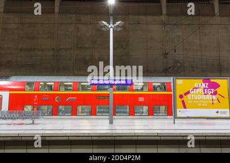 Köln, Deutschland - 2. November 2019: Köln Köln Bonn Flughafen Bahnhof in Deutschland. Stockfoto