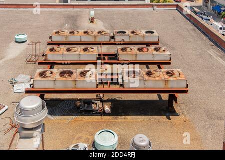 Rostige Klimaanlagen auf dem Dach der Verkaufseinheit Stockfoto