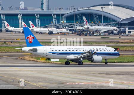 Guangzhou, China - 24. September 2019: China Southern Airlines Airbus A320 am Flughafen Guangzhou Baiyun (CAN) in China. Stockfoto